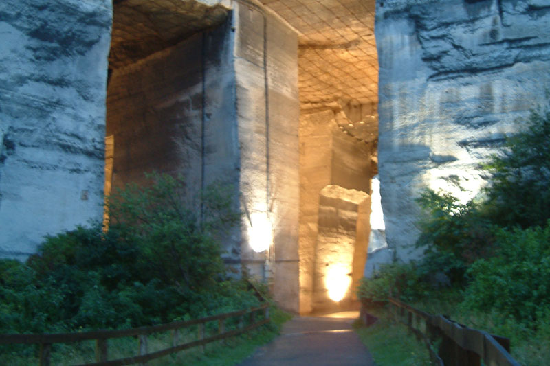 Barlangszínház bejárata
