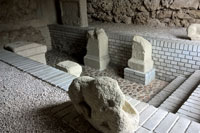 Mithras-szentély szobrok