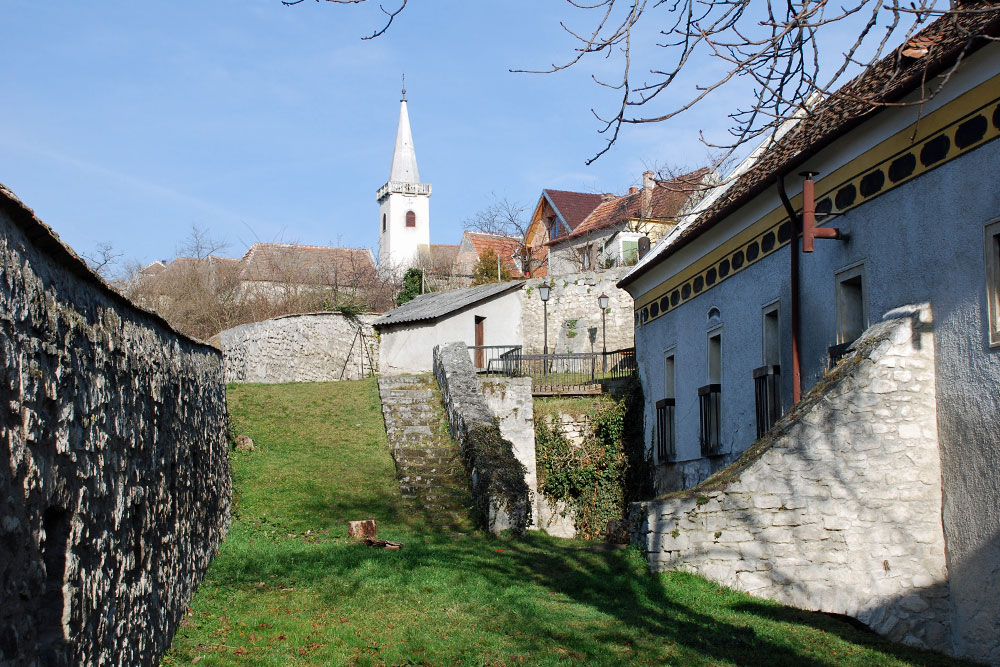 Templom a vízimalomtól nézve